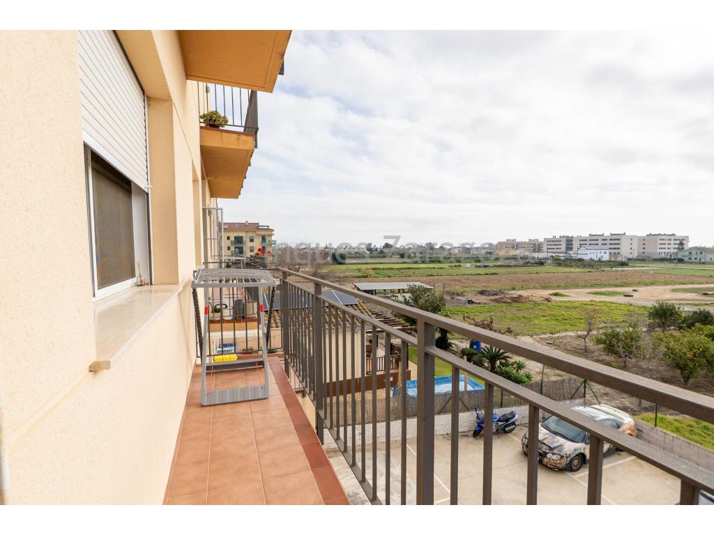 Bright apartment ready to move into in Deltebre, located in a building constructed in 2006. The property has 86 m² of built area and a very practical layout: kitchen, living-dining room, three bedrooms, one bathroom, and excellent storage space thanks to a storage room on the third floor. A parking space is also included.Its main highlight is the north–south orientation, which provides cross ventilation and, in particular, sunlight in the bedroom area throughout the year. It features two balconies: one on the north façade with access from the living-dining room, and another on the south façade with access from one of the bedrooms, ideal for enjoying the outdoors at different times of the day.In terms of quality and equipment, it includes aluminum windows with double glazing, hot/cold air conditioning, and a fully equipped kitchen with ceramic hob, oven, and electric water heater. All in excellent condition, ready to move in without the need for renovations.As an added value, the building offers a communal rooftop terrace with views over much of Deltebre, a perfect space to enjoy the scenery and the town’s atmosphere.